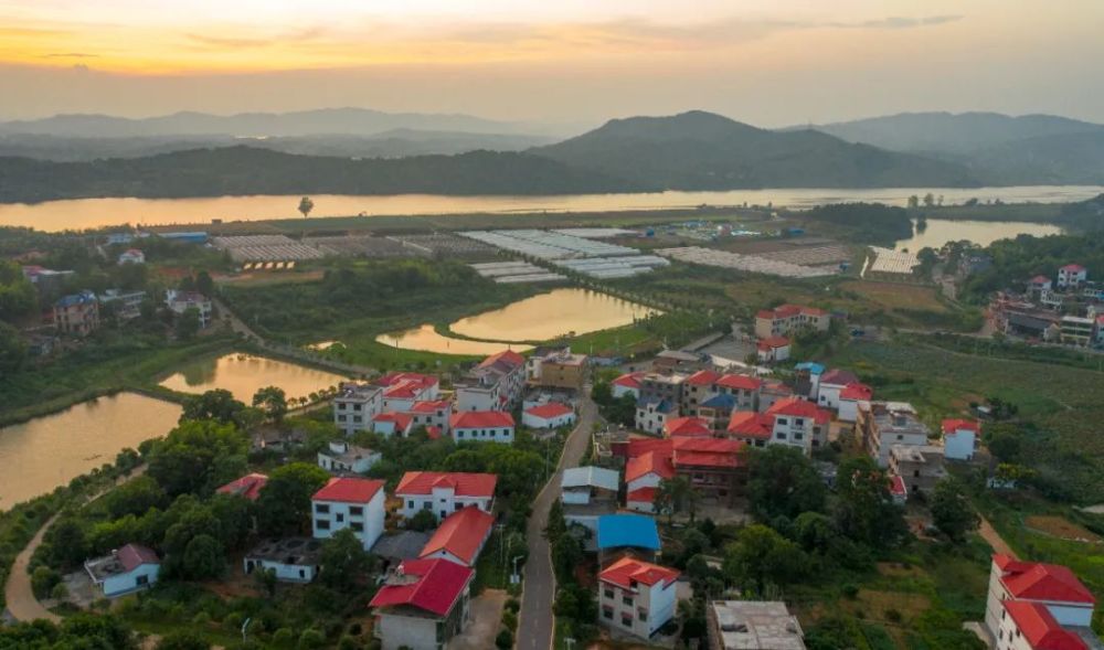 俯瞰位于湘江之畔的祁阳县茅竹镇三家村,绿意盎然,秀美如画.