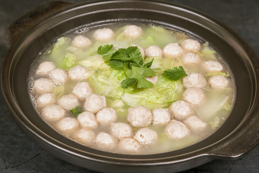 锅内的水不要完全烧开,8成热的时候就差不多了,这时候我们把肉馅放在