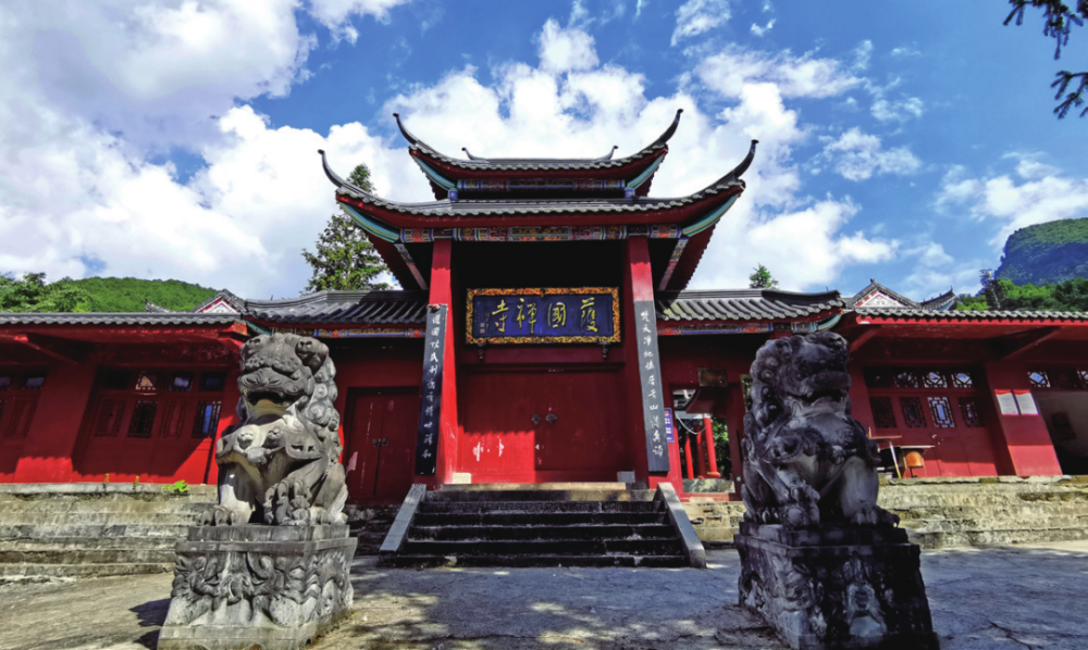 在梵净山西麓,有一条自驾爱好者比较喜欢的环山公路,公路蜿蜒穿行在