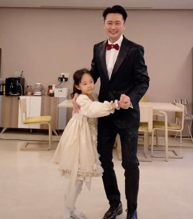 央视主持人杨帆晒近况在豪宅庆妻子40岁生老婆曾因容貌被质疑