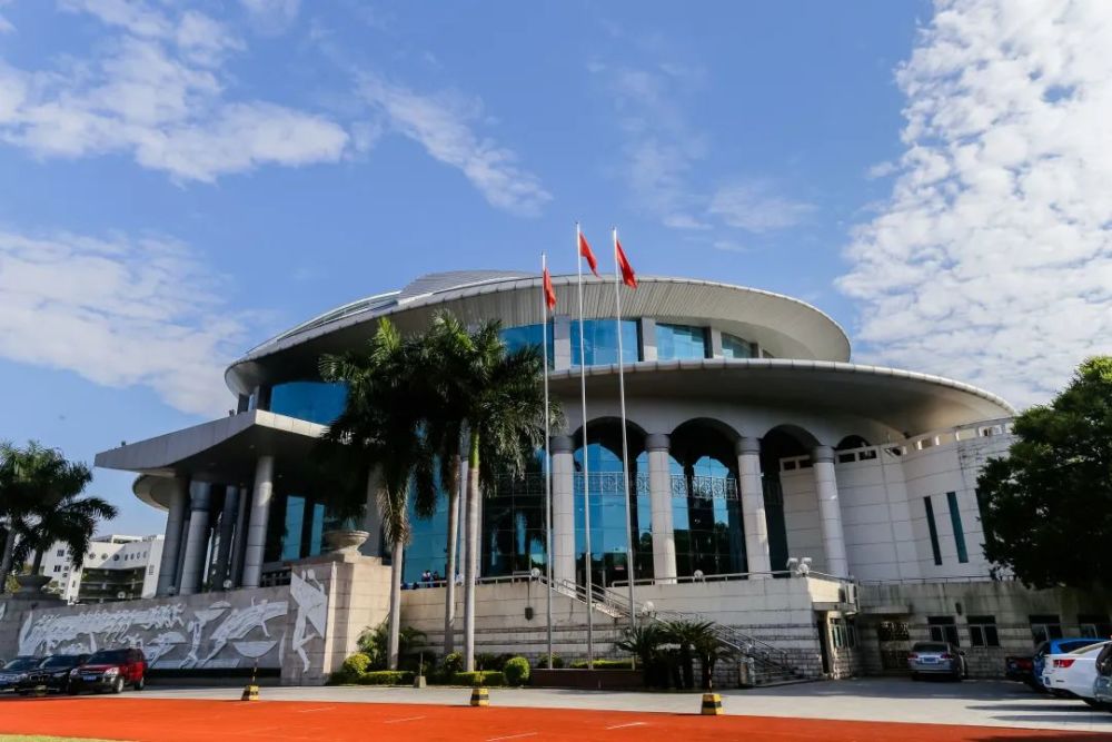 全市最恢宏大气的中学校园体育馆还有游泳池,网球场等诸多运动设施让