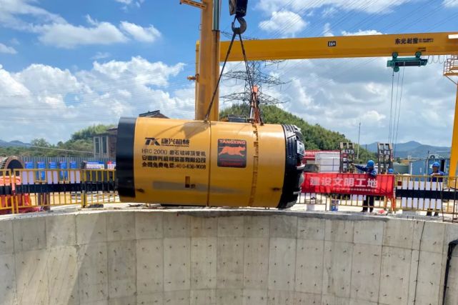 原水管道岩石顶管顺利开顶