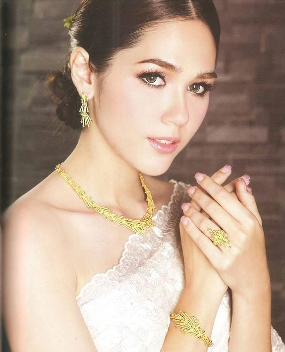 在泰国,也有有个"范冰冰",她就是混血儿模特演员chompoo araya,无论