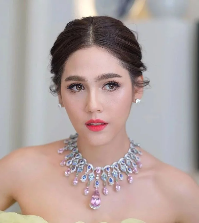 泰国"范冰冰",40岁的她保养得像个洋娃娃,少女感十足