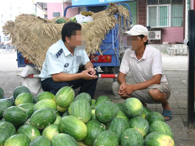 卖瓜兄弟刺死城管案将开庭哥哥没患精神病能被判正当防卫吗