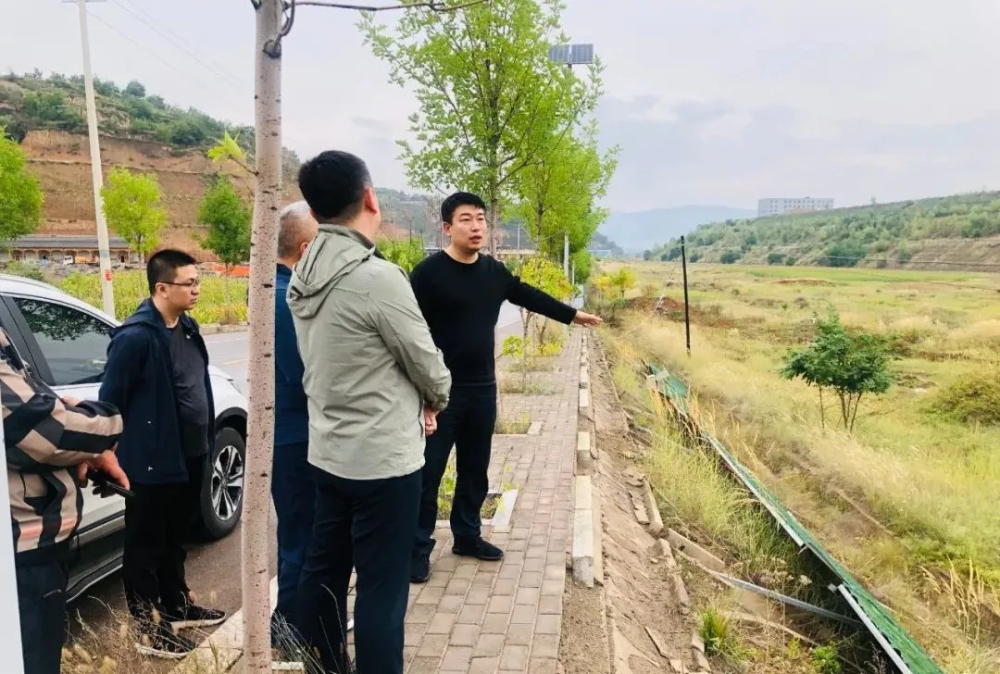 9月24日,吕梁经开区管委会副主任秦阳与吕梁市邮政管理局副局长王宏