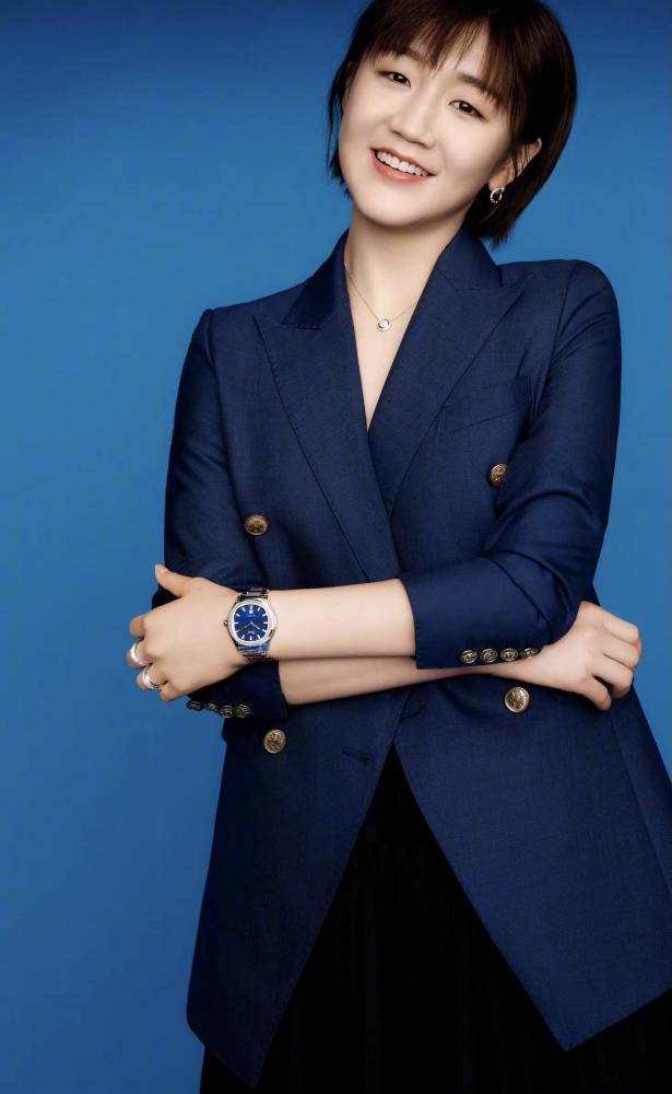 深蓝色西装又是ol风,搭配同色腕表,有种女企业家的感觉.