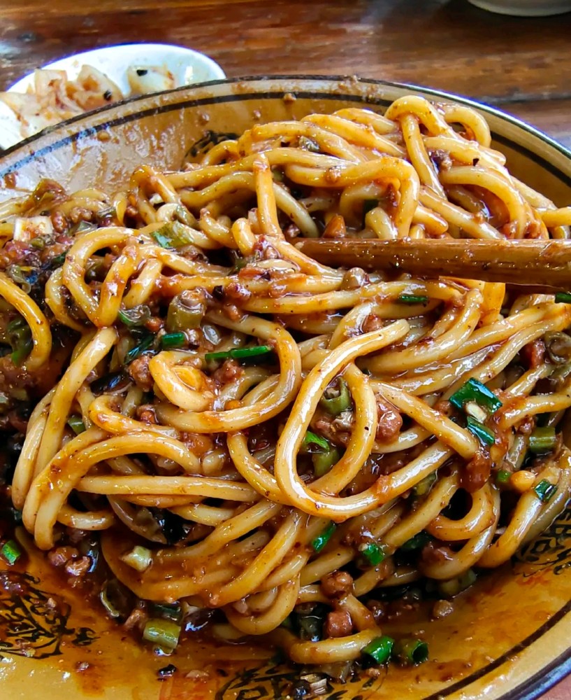 成都下岗牌素椒杂酱面9元一碗酱香浓郁每天卖出几百碗