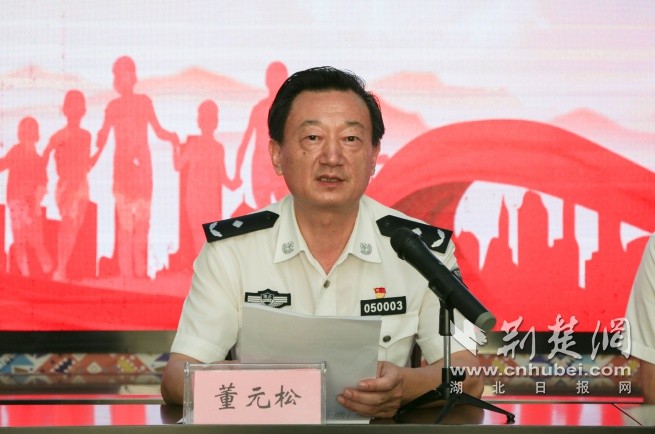 董元松代表荆州市公安局向8家爱心企业表示衷心的感谢(通讯员供图)"