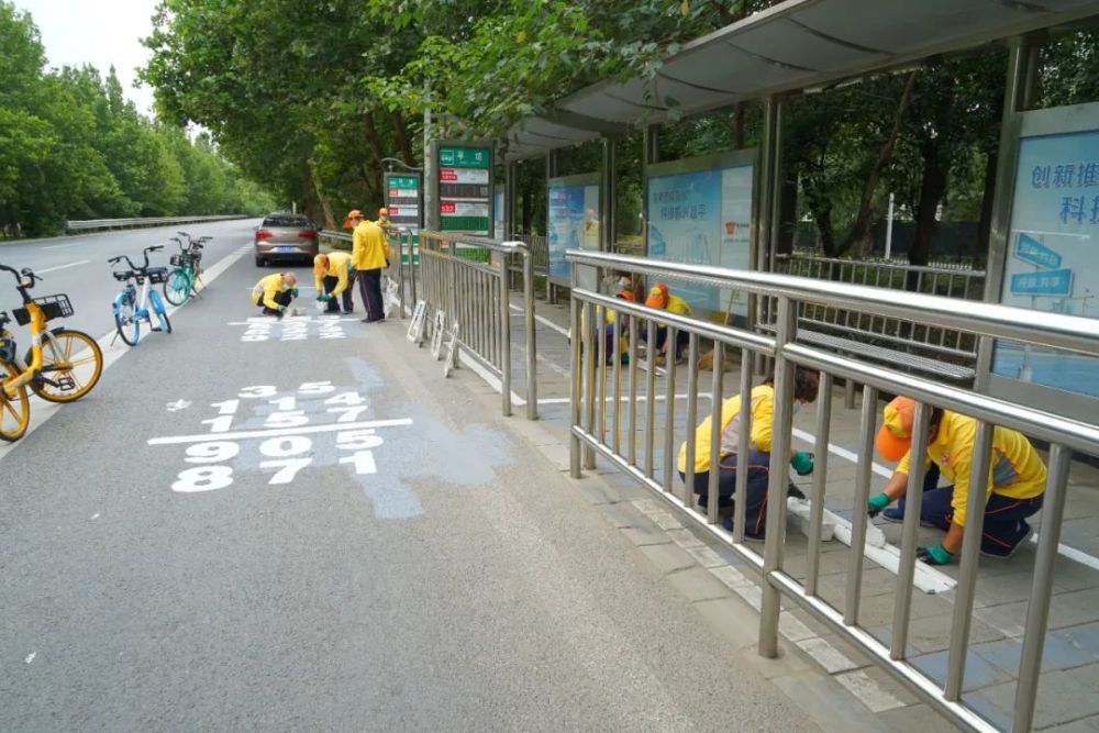 柠檬黄不分昼夜公交站台换新颜