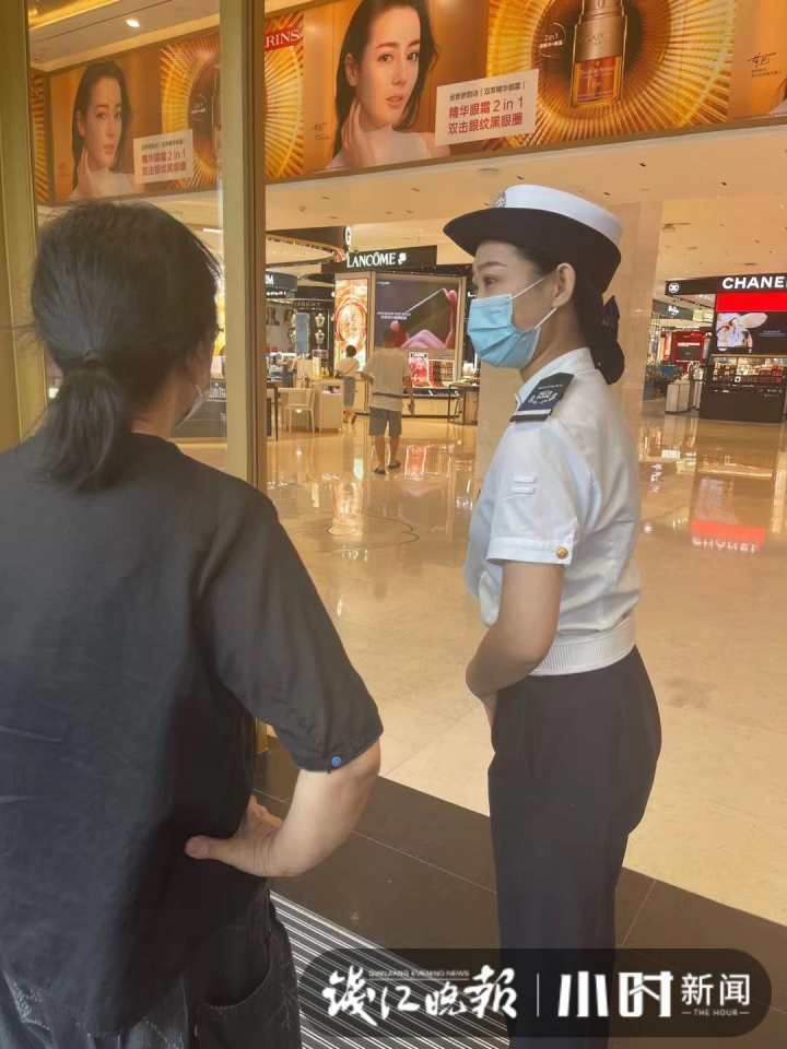 有颜有能力杭州商场新上线的女保安火了直接有阿姨问想嫁在杭州吗