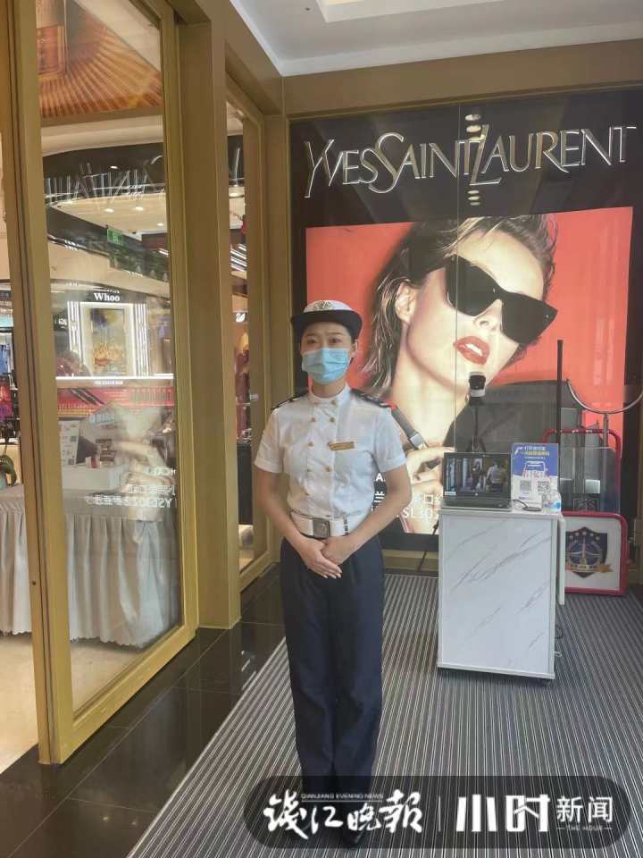 有颜有能力杭州商场新上线的女保安火了直接有阿姨问想嫁在杭州吗