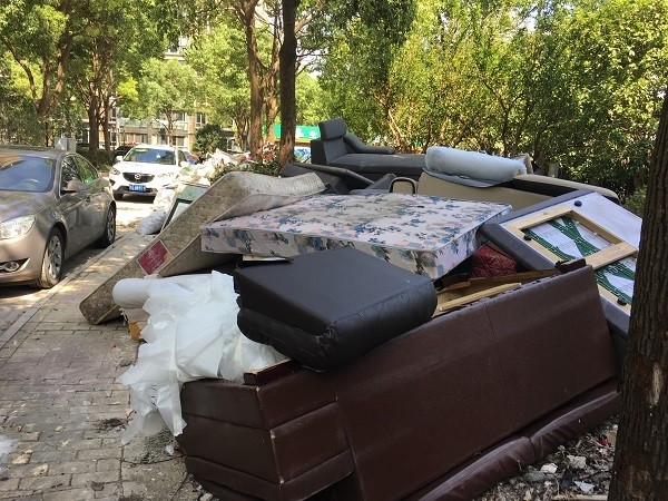 沙发,床垫,木板……浦东这个小区大件垃圾一不留神就堆成山!