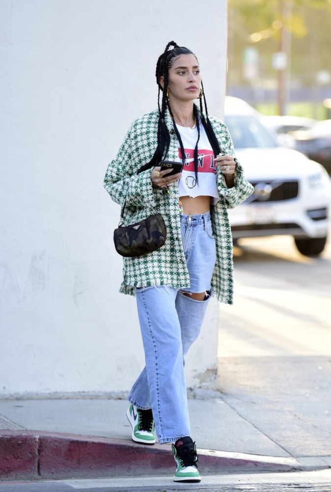 格子衬衫和运动套装搭配很潮,但这套搭配很挑身材.