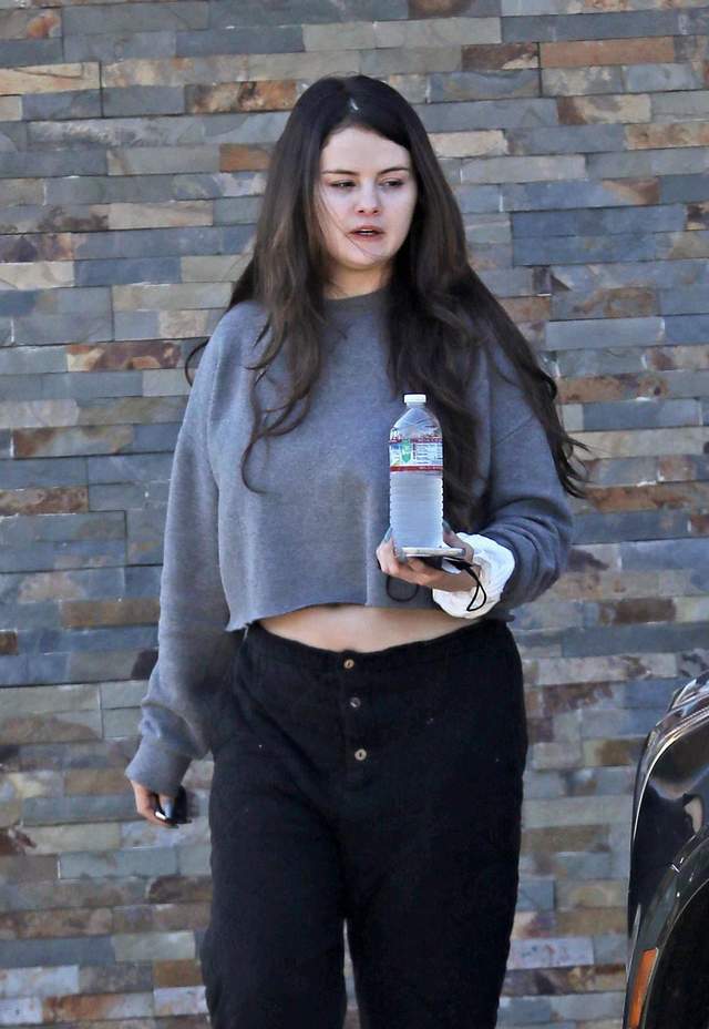 赛琳娜胖到让人认不出!肚子的肉像豆沙团子,身材忽胖忽瘦惹人疼