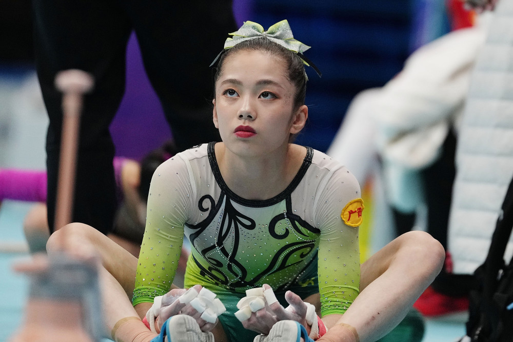 9月24日,广西队选手韦筱圆(右)在比赛结束后.新华社记者 许雅楠 摄