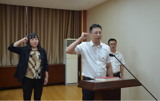 市人大常委会副主任刘发龙,李冰,陈仁麟,何文忠,叶凌峰出席会议.