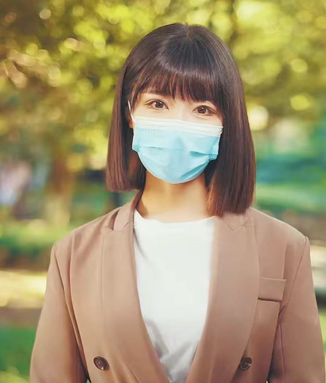 从颜值来看,郑女士绝对算得上中等偏上,但却没有穿