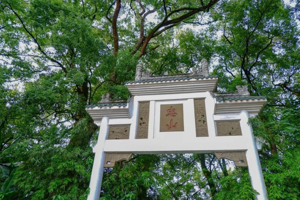 现在的二百二之颠,新立了一座古朴的忠山牌坊.