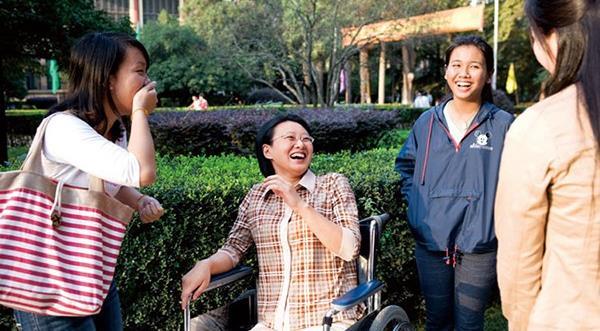 轮椅博士侯晶晶11岁瘫痪辍学29岁获南师大博士为何这么牛