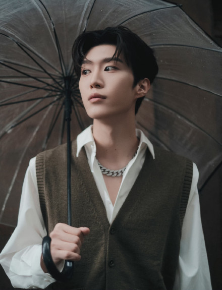 范丞丞雨天氛围感写真忧郁小王子漫步雨下