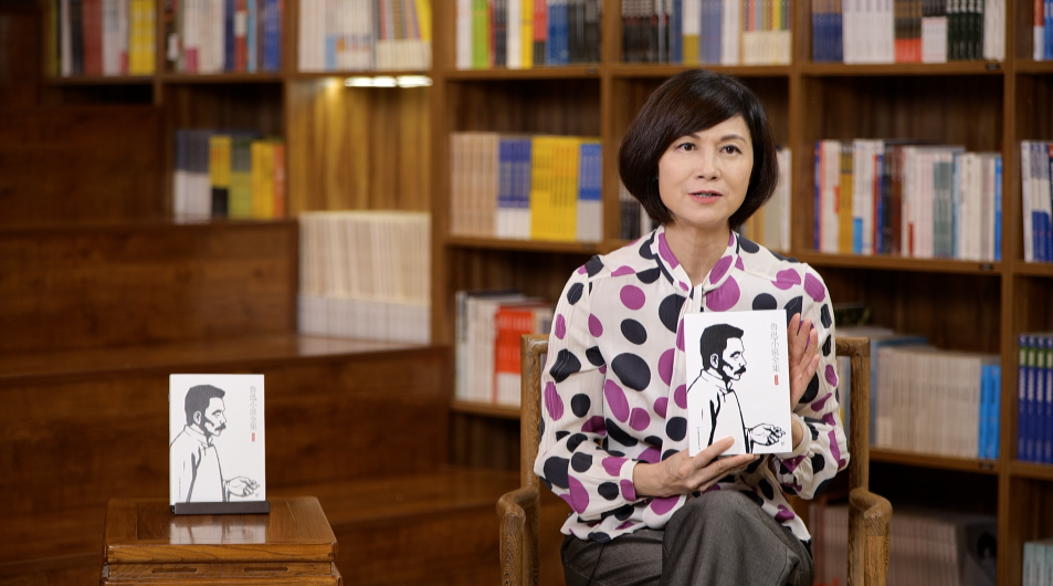 主持人李潘与观众分享《鲁迅小说全集》在《朝花夕拾》中,鲁迅回忆了