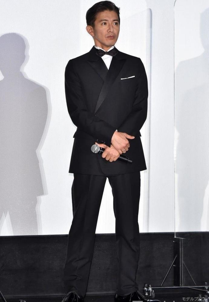 48岁木村拓哉笔挺西装帅气亮相大背头发际线优秀长泽雅美纱裙仙气飘飘