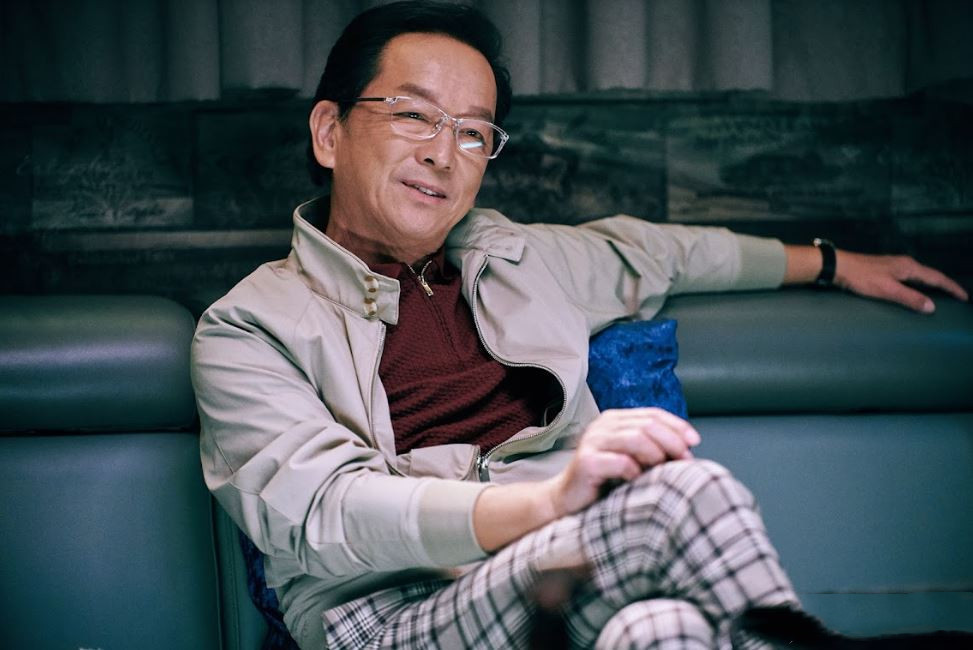 廖启智去世六个月"再现"银幕!叼雪茄形象霸气,遗孀已走出伤痛