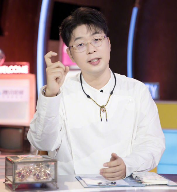 33岁杜海涛近照变清瘦!棱角分明显年轻,站农田里吃饭接地气