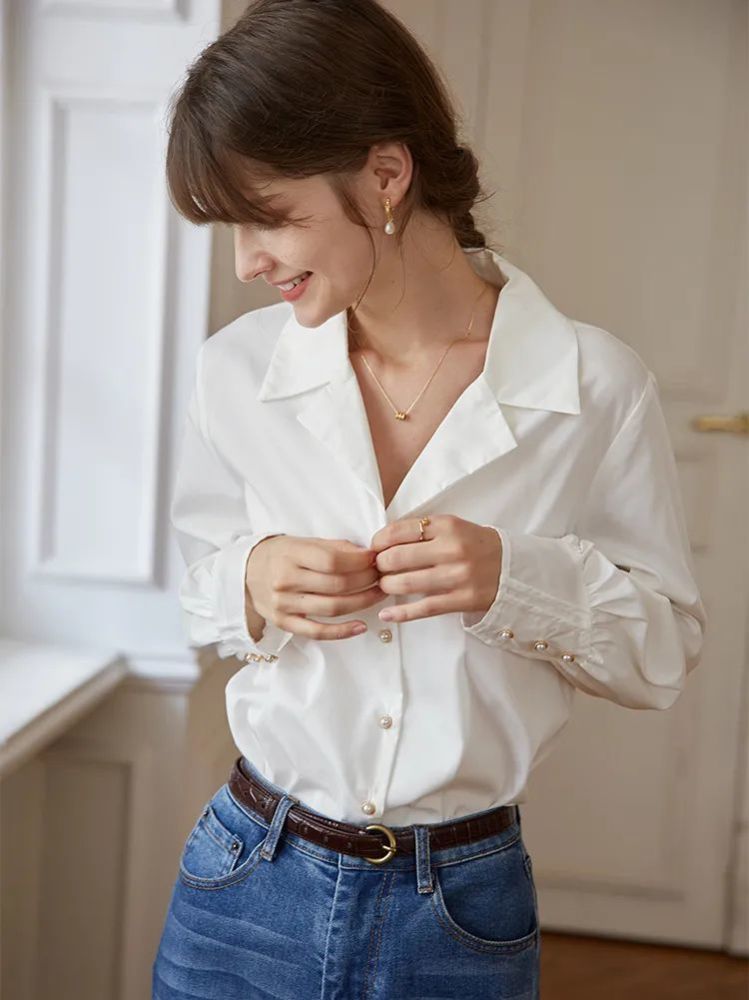 白衬衫还可以当一件防晒衫或者薄外套,搭在短裤……或者一些短裙外面