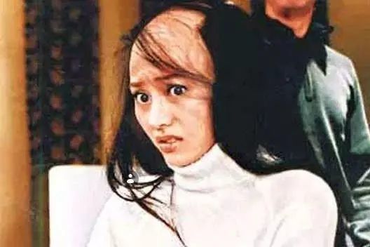 画面离谱得好像在致敬李嘉欣在《猪扒大联盟》里的秃头丑女造型似的