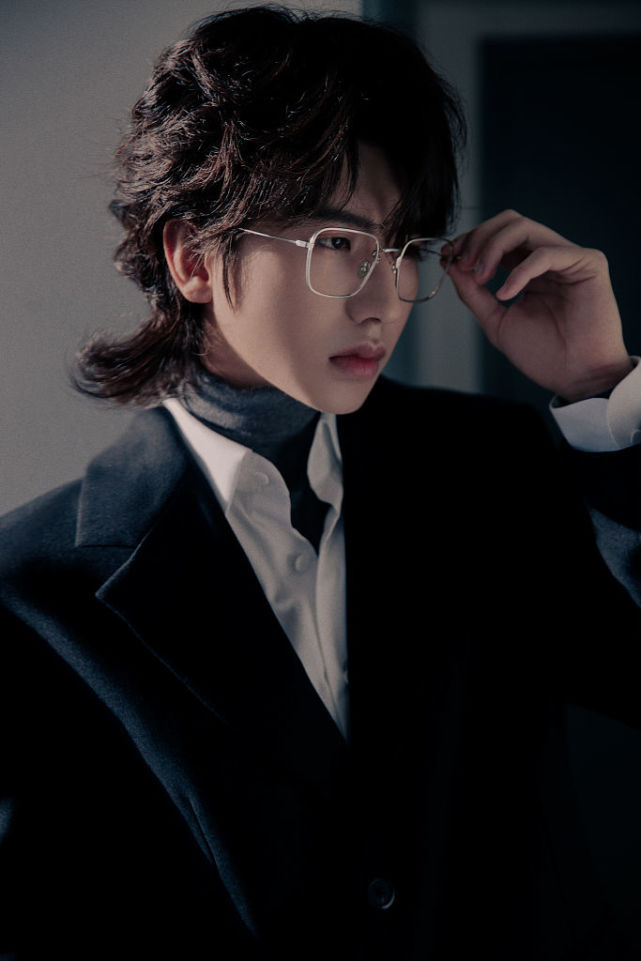 蔡徐坤狼尾发黑西装优雅绅士 戴金丝眼镜添斯文魅力|蔡徐坤|金丝眼镜