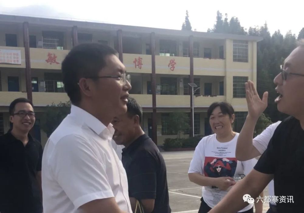 最高奖1万隆回周鹏飞承诺每年给西山乡优秀学生老师发奖金