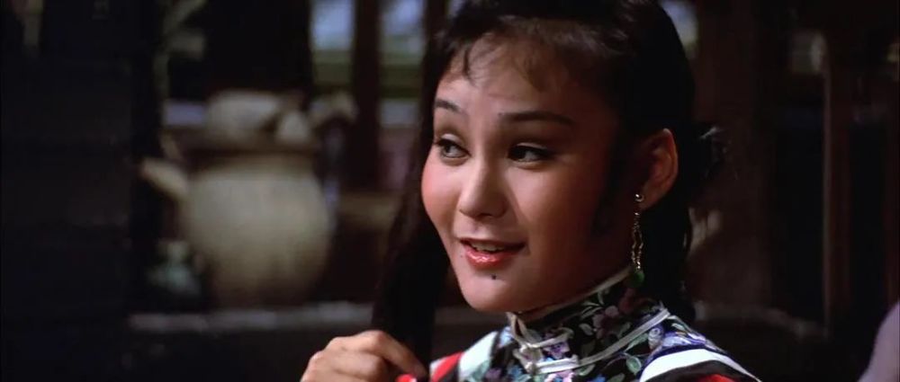 谁扒光了那个女明星的衣服