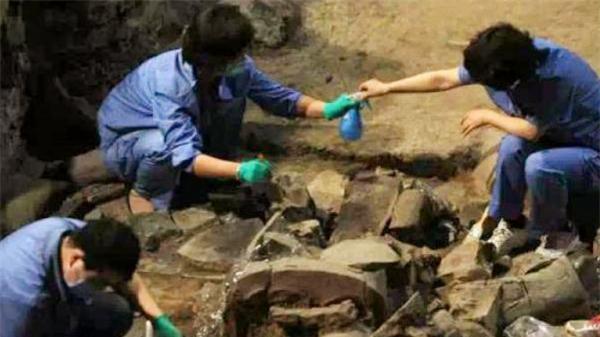 清朝女子难产昏厥家人以为已死入棺200年后棺中景象凄惨不已