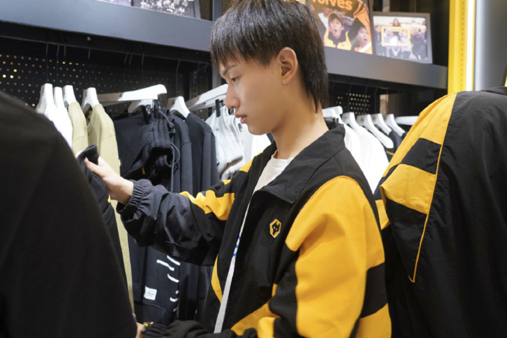 小胖不在fly无法带狼队赢fly早已五冠没他小胖还是胖皇