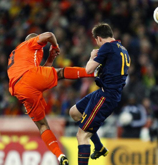 给德容亮红牌的主裁,是想起德容飞踹阿隆索了,彼德容不是此德容_腾讯