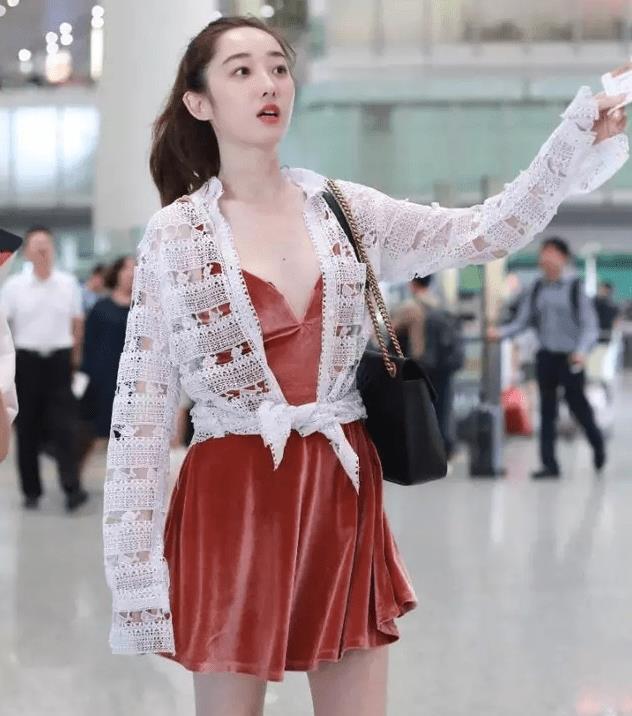 蒋梦婕走机场状态真好穿吊带裙甜美可人侧身状态不像80后