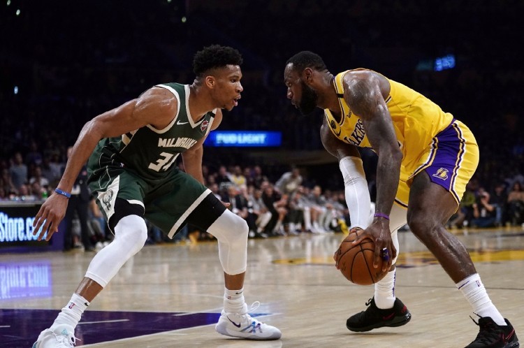 nba 太谦虚了！字母哥：詹姆斯是世界最强球员，不跟他训练是怕爱上他！