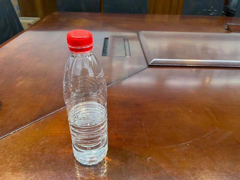 会议场所半瓶水浪费严重人大代表呼吁上海应发起一场清瓶行动