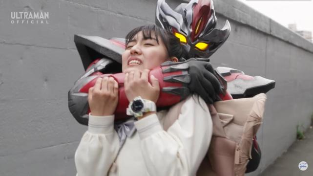 特利迦奥特曼再现名场面达贡不懂爱壁咚结名遭拒绝