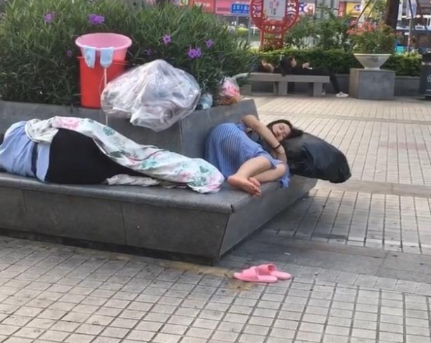 怜惜深圳街头出现一貌美流浪女曾感情受挫网友想领回家