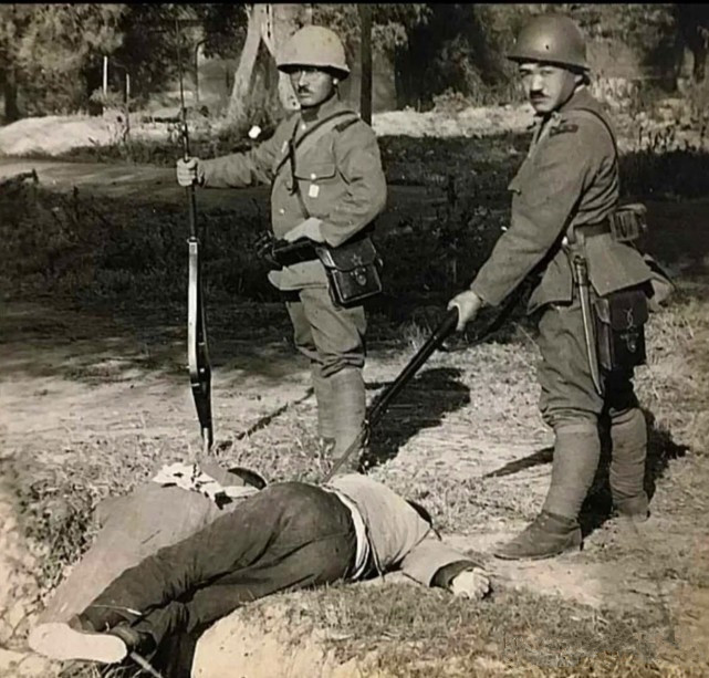 1937年,日本鬼子抓住我国的一位特工战士,准备将他斩首示众.