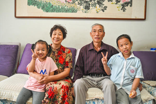 王文书老人以及他的爱人和两个孙女