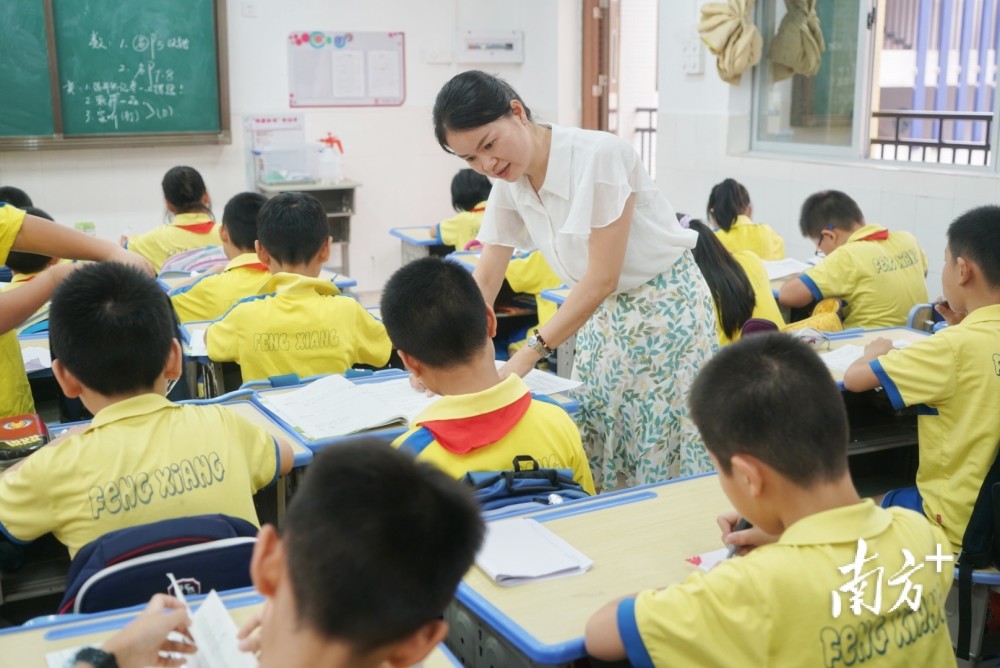 鳳翔小學開設了基本託管服務,下午放學至18點的這段時間裡,學生在教室