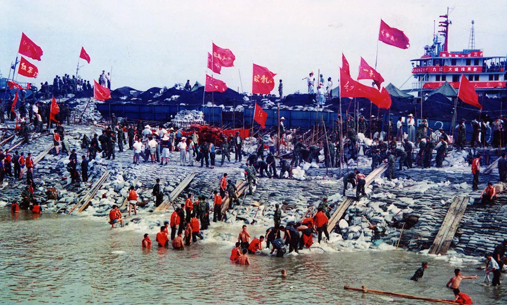 1998年6月,我國出現了罕見大暴雨,多條河流的水位暴漲,隨時都面臨著