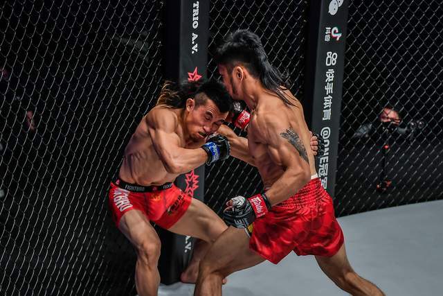 "草原狼"和喜格图被罚两张黄牌,负于莱卡战队猛将