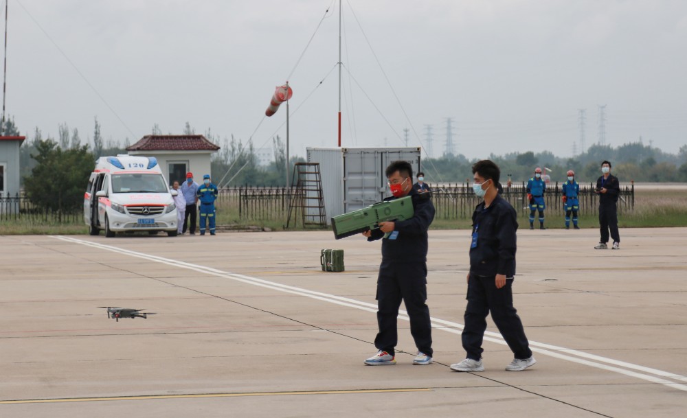 火灾发生后,车载式无人机防御系统和便携式无人机反制设备迅速抵达