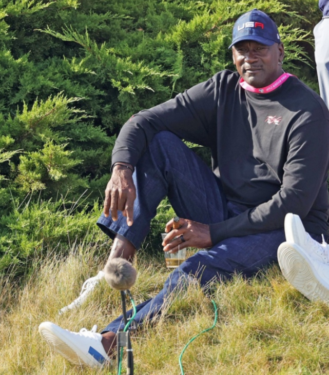 喝啤酒观看高尔夫比赛,58岁乔丹的生活太惬意了,被库里追星