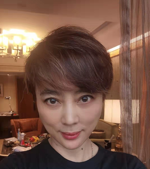 58岁李玲玉现身皮肤白里透红似冻龄与二婚老公住豪宅太惬意